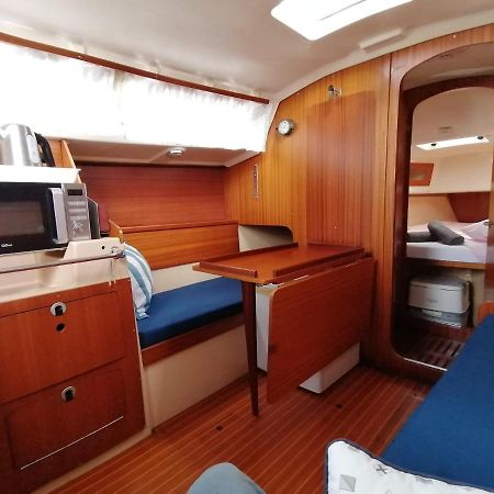 Cozy Sailboat In Barcelona!! No Showers Sant Adria de Besos Bagian luar foto