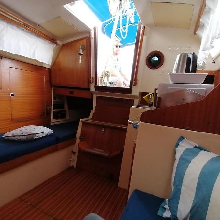 Cozy Sailboat In Barcelona!! No Showers Sant Adria de Besos Bagian luar foto