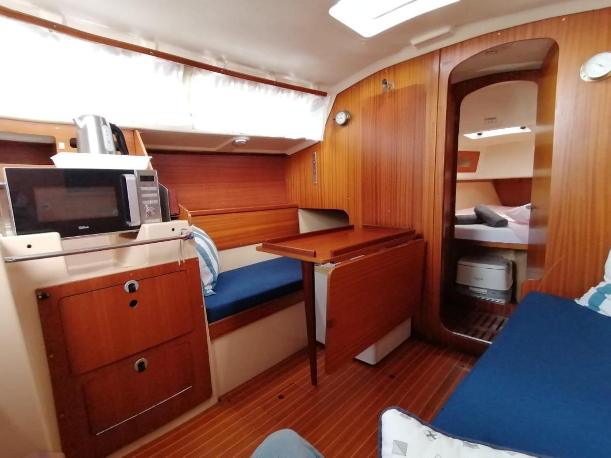Cozy Sailboat In Barcelona!! No Showers Sant Adria de Besos Bagian luar foto