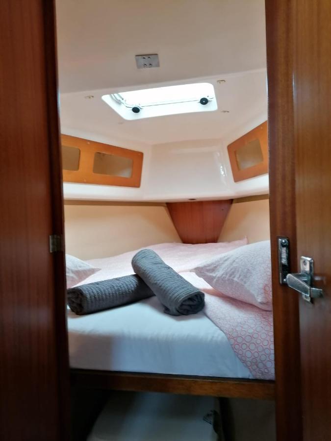 Cozy Sailboat In Barcelona!! No Showers Sant Adria de Besos Bagian luar foto