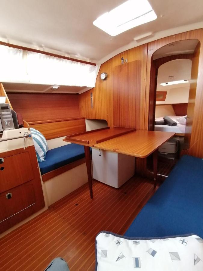Cozy Sailboat In Barcelona!! No Showers Sant Adria de Besos Bagian luar foto