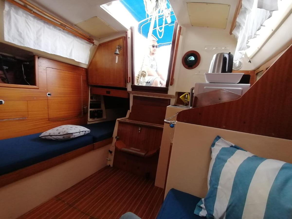 Cozy Sailboat In Barcelona!! No Showers Sant Adria de Besos Bagian luar foto