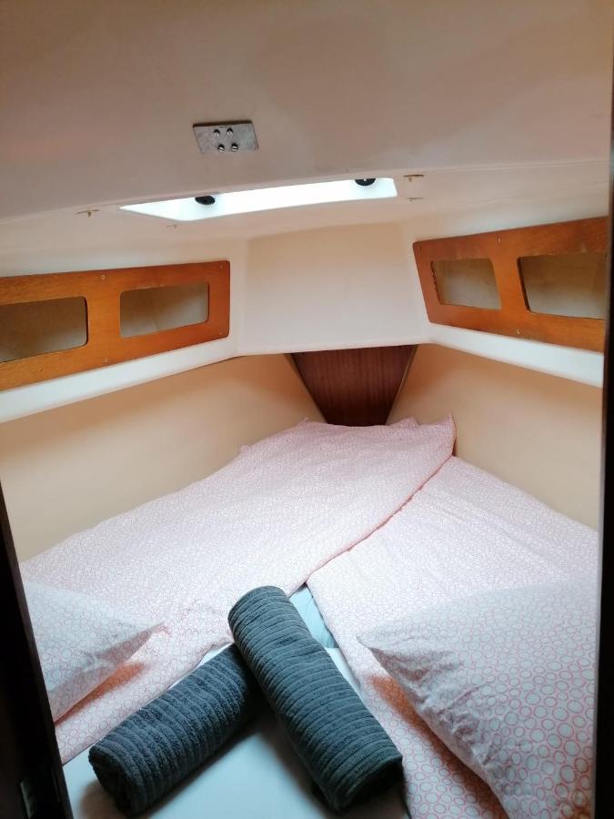 Cozy Sailboat In Barcelona!! No Showers Sant Adria de Besos Bagian luar foto
