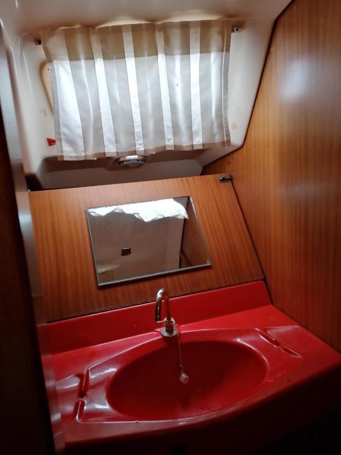 Cozy Sailboat In Barcelona!! No Showers Sant Adria de Besos Bagian luar foto